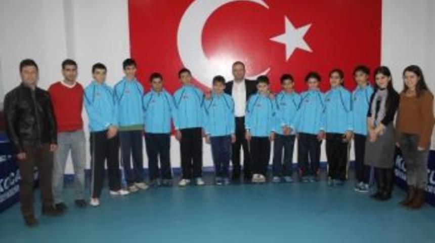 &Ouml;zel Sporcular, Hayata Masa Tenisi İle Tutunuyor