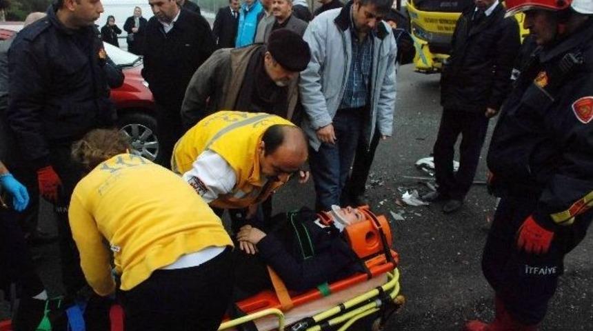 Halk Otob&uuml;s&uuml; İle Otomobil &Ccedil;arpıştı: 1 Yaralı