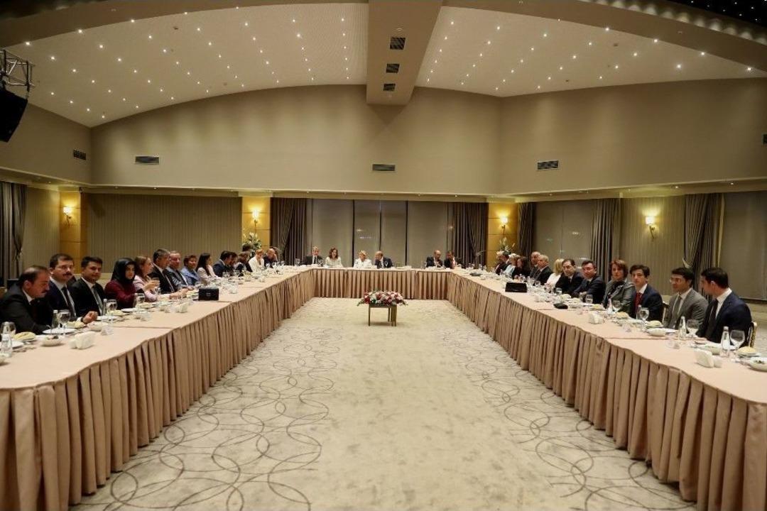 Vali &Ouml;zdemir &Ccedil;akacak Ve Eşi Kevser &Ccedil;akacak Veda Yemeği Verdi