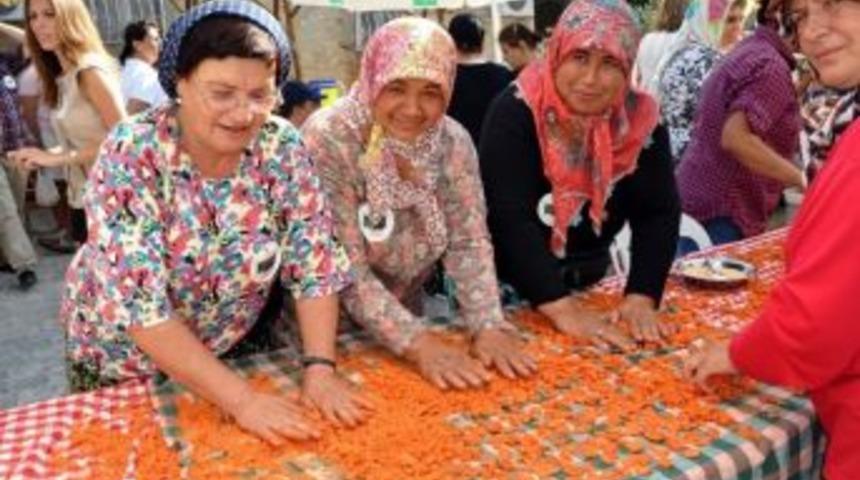 Fo&ccedil;a Zeytindalı Unutulmaya Y&uuml;z Tutmuş Yemekleri Paylaşacak