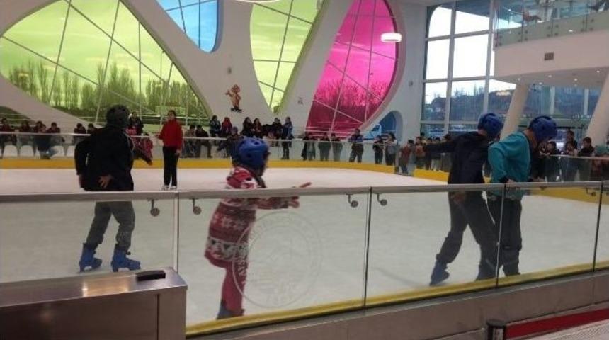 &rsquo;g&uuml;venli Gelecek&rsquo; &Ccedil;ocuklarının Buz Pateni Keyfi