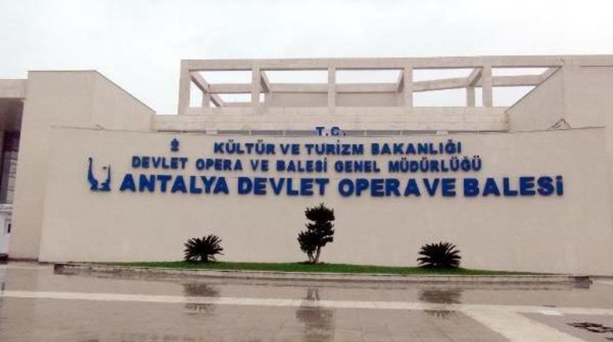 Plaj Fotoğrafını Facebook'ta Paylaşan M&uuml;d&uuml;r G&ouml;revden Alındı