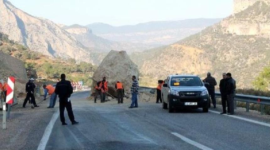 Mersin'de 100 Tonluk Kaya Karayoluna D&uuml;şt&uuml;