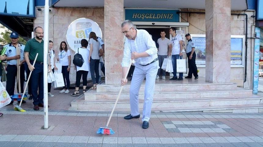 Başkan Sokakları Temizledi