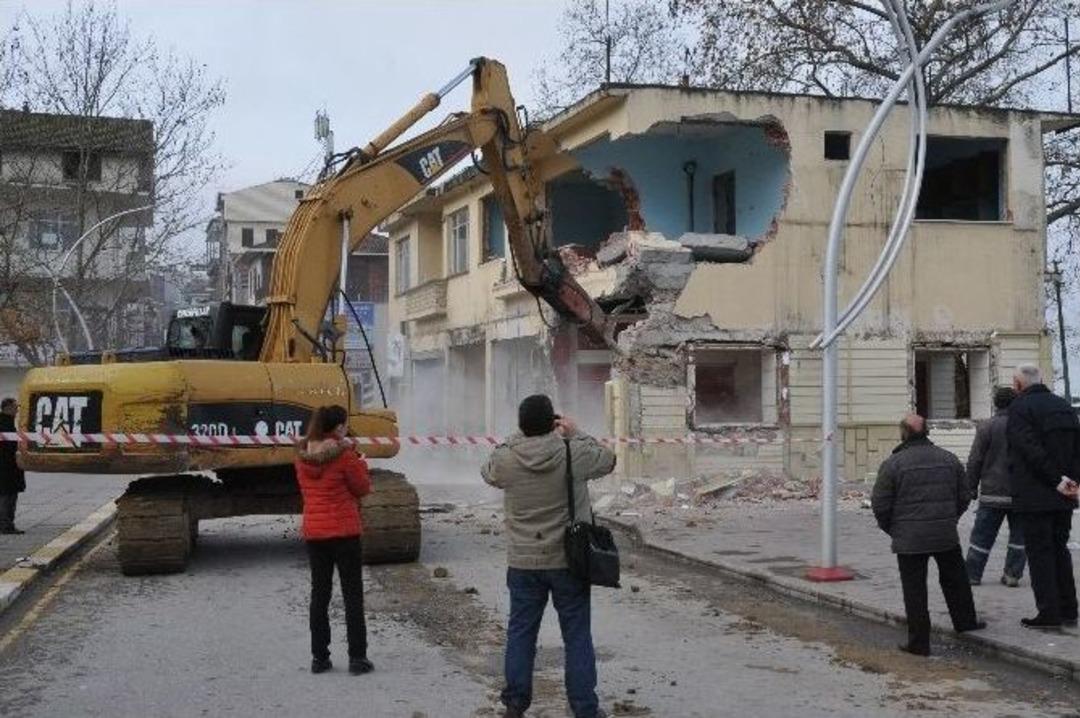 Ak&ccedil;akoca&rsquo;da K&ouml;pr&uuml; İ&ccedil;in Bina Yıkımı Başladı