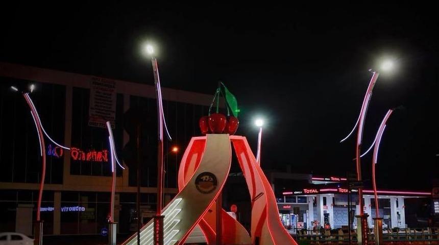 Körfez’in Sembolü Sokakları Aydınlatıyor