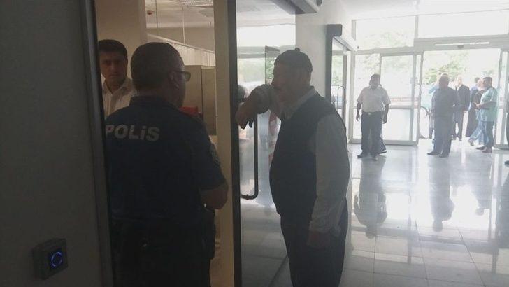 Sağlık Görevlilerine Saldıran Şahısa Polis Müdahale Etti: 2 Yaralı G2