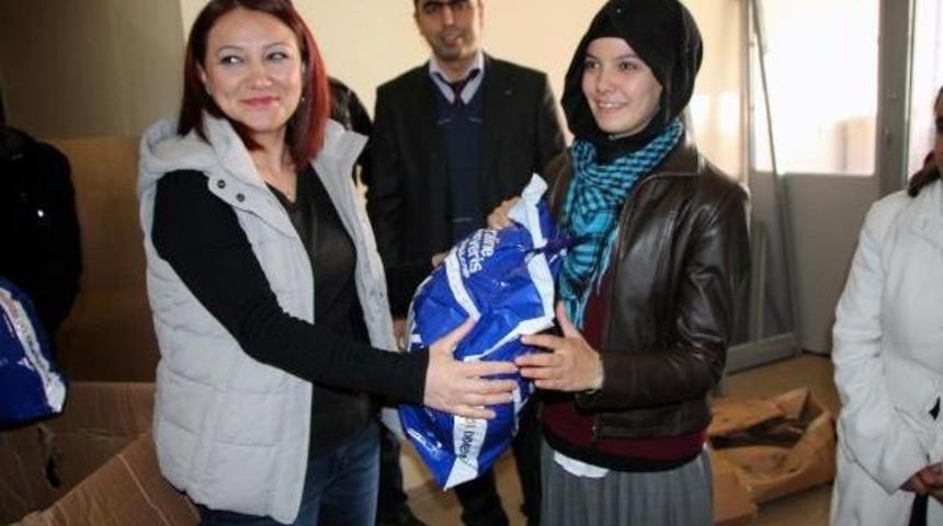 &Ccedil;iğdem &Ouml;ğretmen, 321 &Ouml;ğrencisine Kışlık Giysi Temin Etti