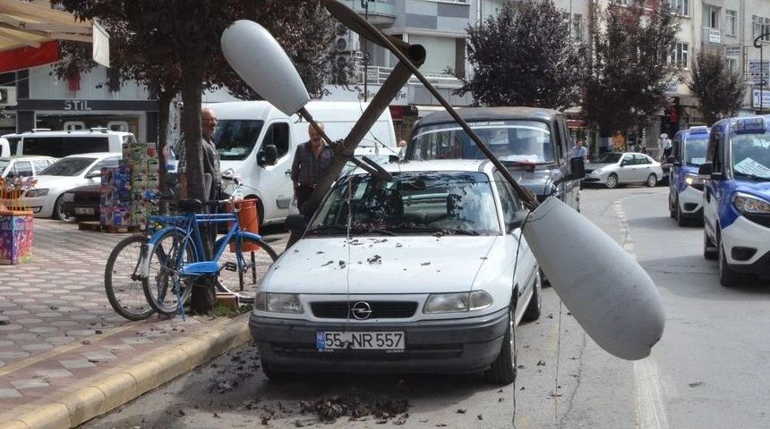 Pankarta Takılan Kamyonet, Aydınlatma Direklerini Yıktı