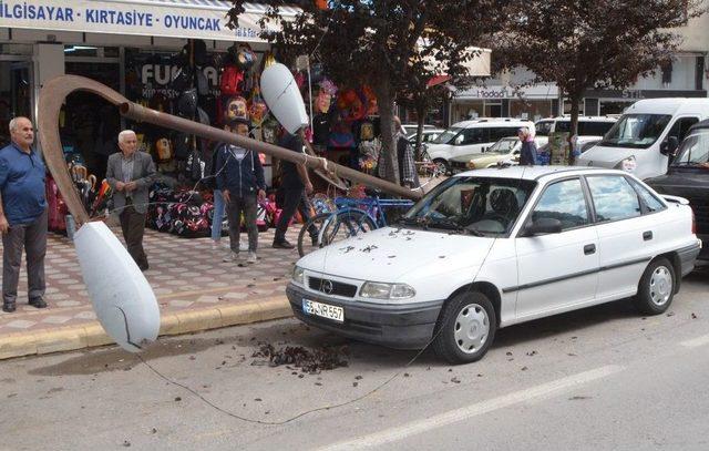 Pankarta Takılan Kamyonet, Aydınlatma Direklerini Yıktı