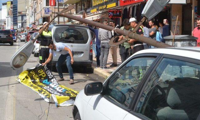 Pankarta Takılan Kamyonet, Aydınlatma Direklerini Yıktı