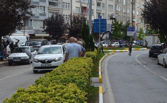 Pankarta Takılan Kamyonet, Aydınlatma Direklerini Yıktı