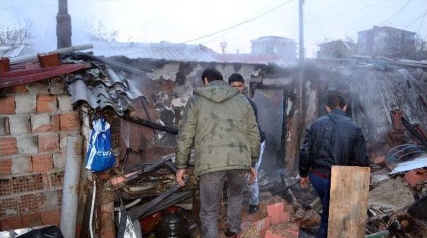 Evi Yanan Aile Kış Ortasında Evsiz Kaldı