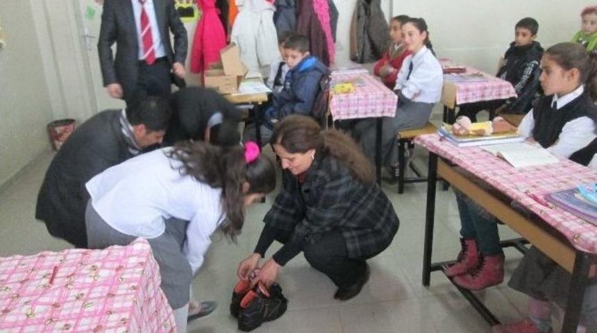 Kulp Belediyesi 500 &Ouml;ğrenciye Ayakkabı Hediye Etti