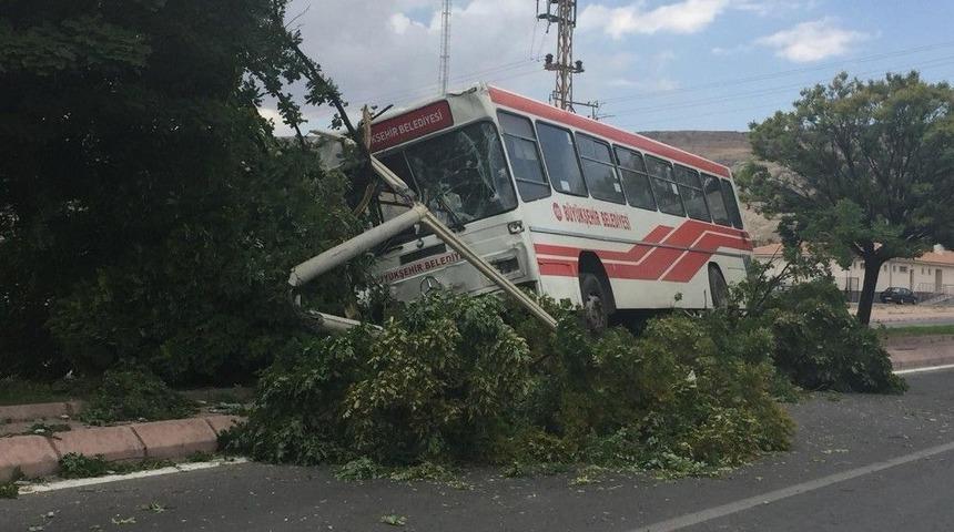Trafik Kazasında Yolcu Otobüsü Refüje Çıktı