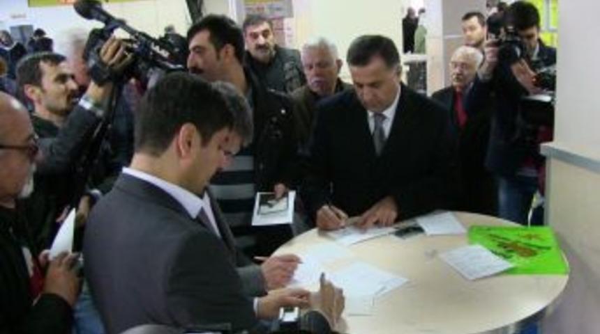 Diyarbakır&rsquo;da Hasta Tutuklu Ve H&uuml;k&uuml;ml&uuml;lere Kart G&ouml;nderildi