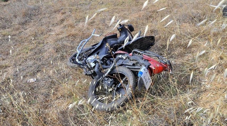 Motosikletle Otomobil &Ccedil;arpıştı: 1 &Ouml;l&uuml;