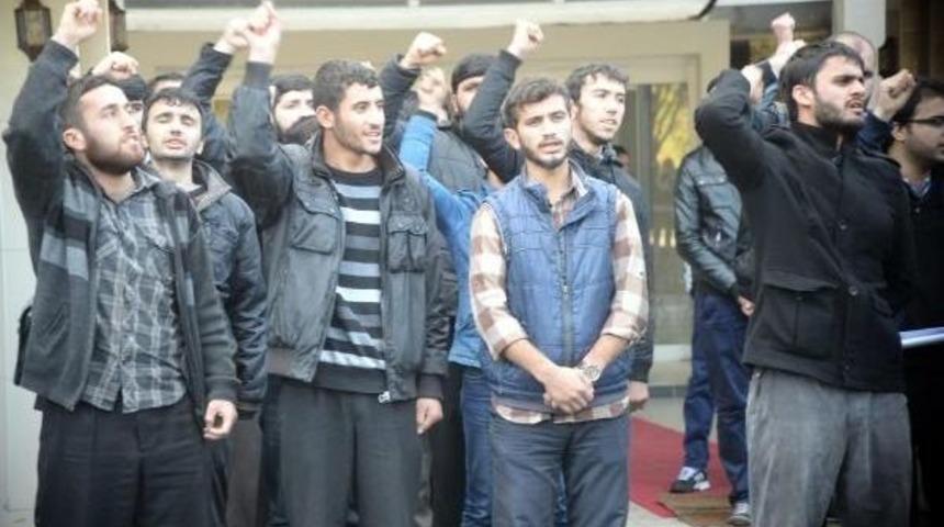 Dicle &Uuml;niversitesi'nde Karşıt G&ouml;r&uuml;şl&uuml; &Ouml;ğrenciler Birbirlerini Su&ccedil;ladı