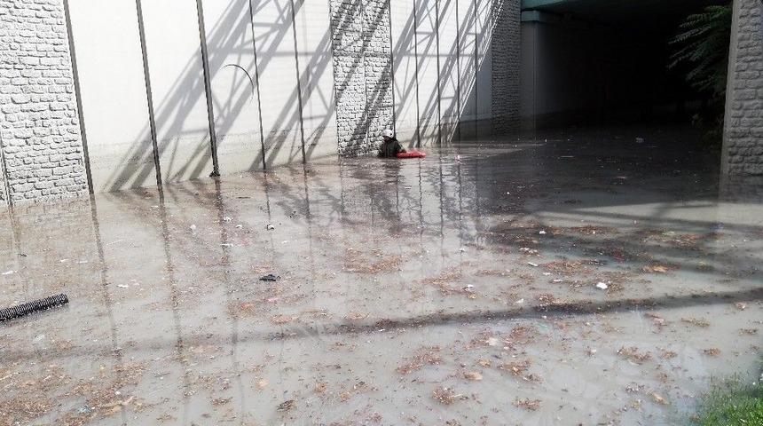 Alt Ge&ccedil;itte Mahsur Kalan Vatandaşları İtfaiye Botları Kurtardı