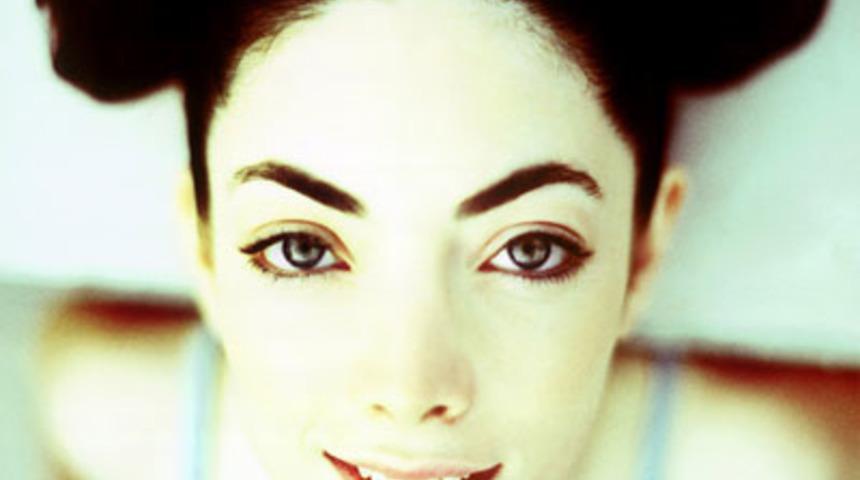 Tiyatro Sahnesinde &Ccedil;ıplak Kalacak