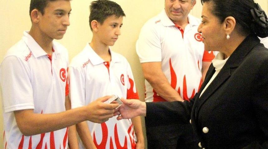 Vali Civelek, Balkan Şampiyonlarını &Ouml;d&uuml;llendirdi