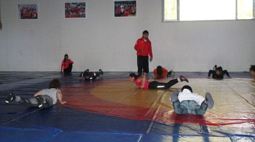 Gen&ccedil; Bayanlar G&uuml;reş Milli Takımı D&uuml;nya Şampiyonasına Hazırlanıyor