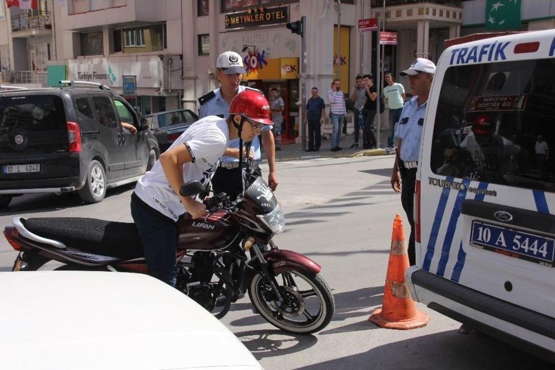 Polis Trafikte Can G&uuml;venliği M&uuml;cadelesi Veriyor