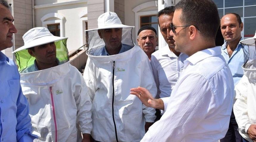 Gen&ccedil; &Ccedil;ift&ccedil;ilere Arı Ve Arıcılık Malzemeleri Dağıtıldı