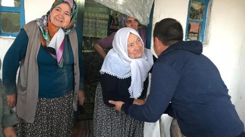 Ak Gen&ccedil;lerden Yaşlılara Nezaket Ziyareti