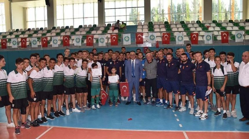 4 Bin &Ccedil;ocuk Manisa B&uuml;y&uuml;kşehir&rsquo;in Yaz Okulunda Spor Yaptı