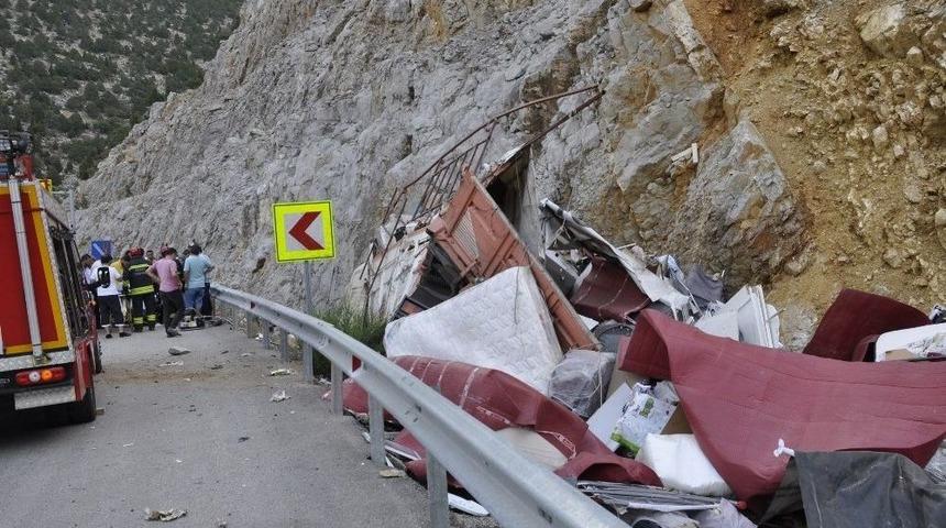 Kontrolden &Ccedil;ıkan Kamyon Kayalığa &Ccedil;arptı: 1 &Ouml;l&uuml;, 1 Yaralı