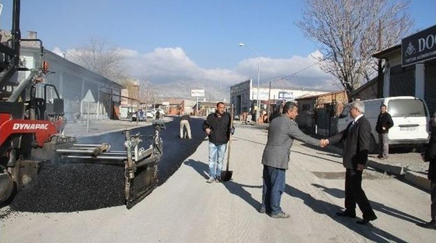 Erzincan Belediyesi Asfaltta D&ouml;k&uuml;m&uuml;nde Hava Şartlarını Fırsata &Ccedil;eviriyor