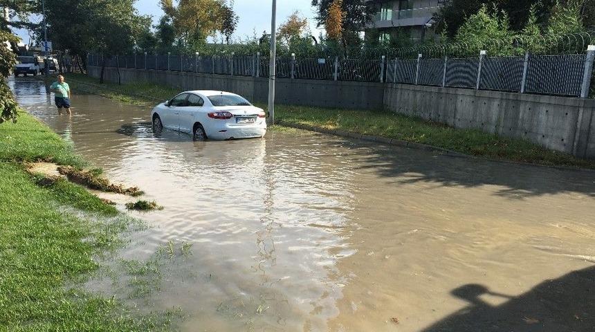 Atak&ouml;y&rsquo;de Alt Ge&ccedil;idi Su Bastı , Bir Ara&ccedil; Mahsur Kaldı