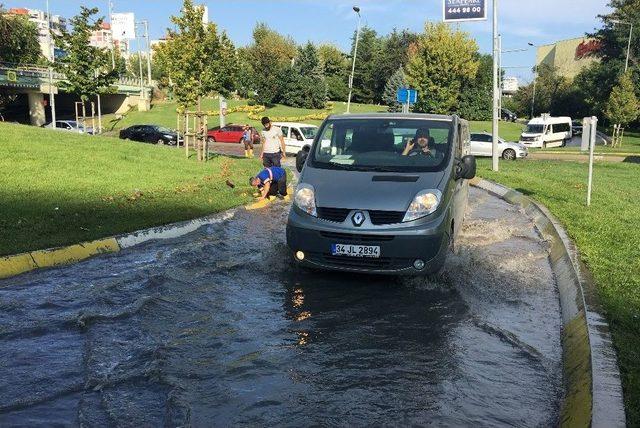 Ataköy’de Alt Geçidi Su Bastı , Bir Araç Mahsur Kaldı