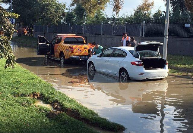 Ataköy’de Alt Geçidi Su Bastı , Bir Araç Mahsur Kaldı