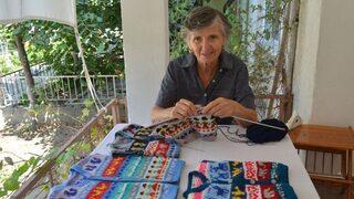 Emekli Eğitimcinin Ördüğü Yelekler Öğrencilere Burs Oluyor