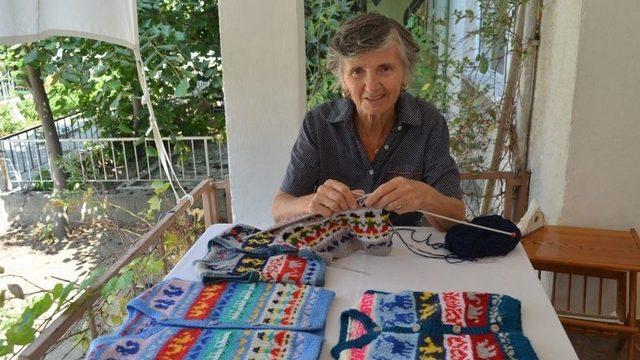 Emekli Eğitimcinin Ördüğü Yelekler Öğrencilere Burs Oluyor