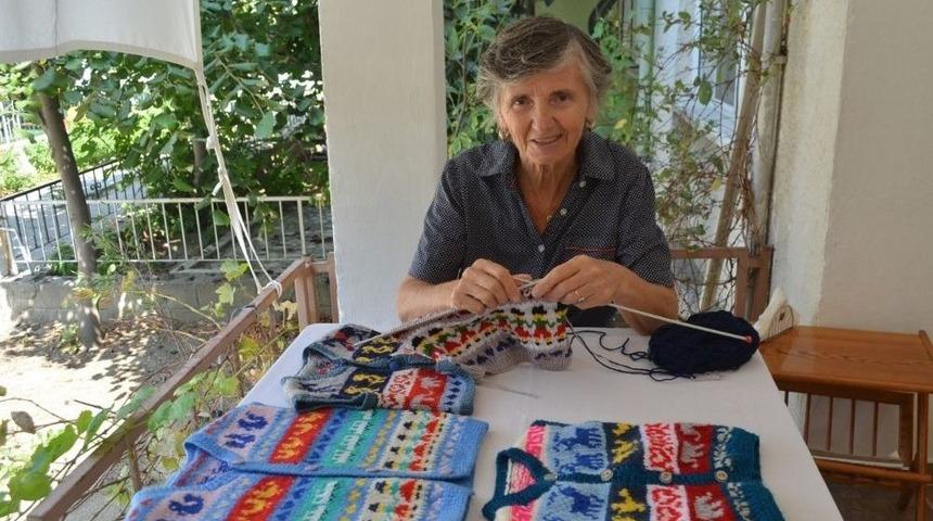 Emekli Eğitimcinin Ördüğü Yelekler Öğrencilere Burs Oluyor