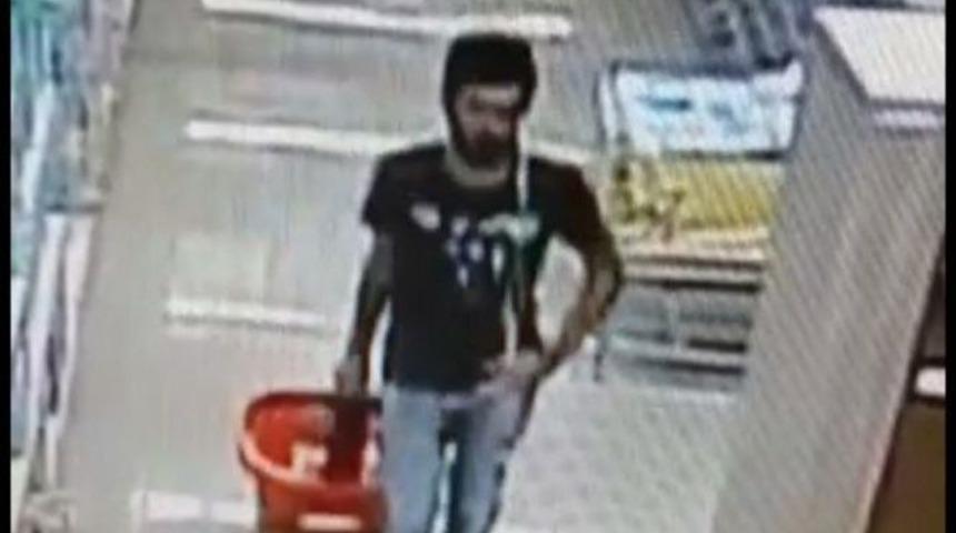 Antalya’da Sucukları İç Çamaşına Gizleyen Hırsız Kameraya Takıldı