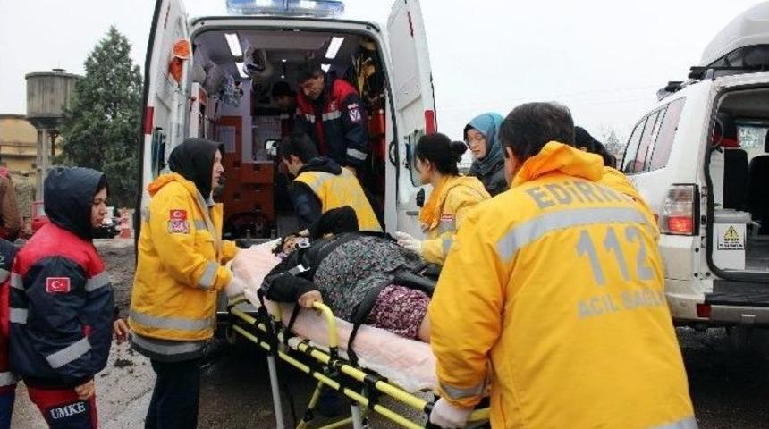 Edirne&rsquo;nin Karaağa&ccedil; Mahallesi&rsquo;ndeki Hastalar Paletli Ambulansla Kent Merkezine Nakil Ediliyor