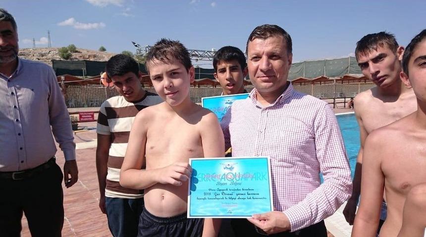 Yüzme Kursunu Tamamlayan Çocuklara Sertifikaları Verildi