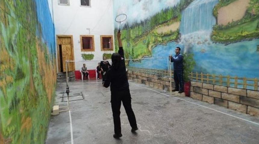 Bayan H&uuml;k&uuml;ml&uuml;ler Badminton &Ouml;ğrendi