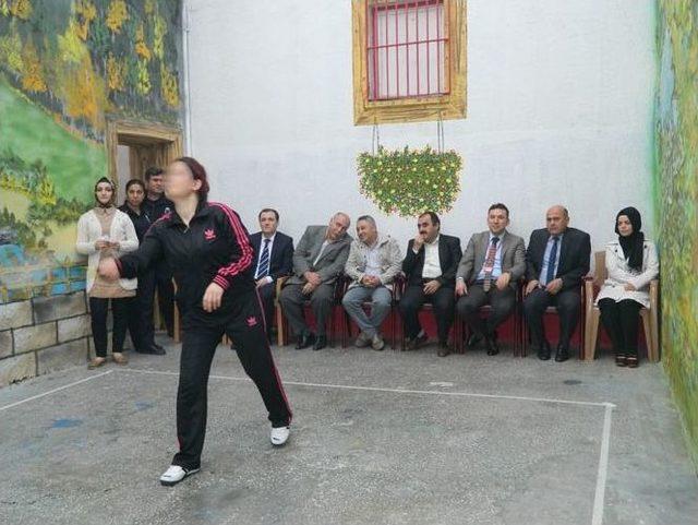 Bayan Hükümlüler Badminton Öğrendi