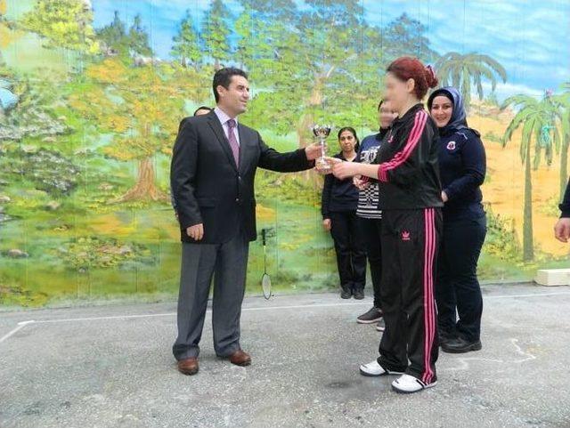 Bayan Hükümlüler Badminton Öğrendi