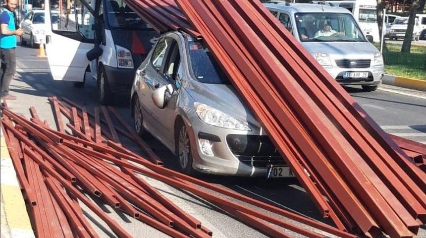 Demir Profiller Otomobilin &Uuml;zerine D&uuml;şt&uuml;