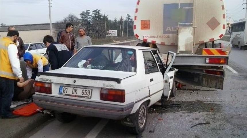 Otomobil Tankerin Altına Girdi