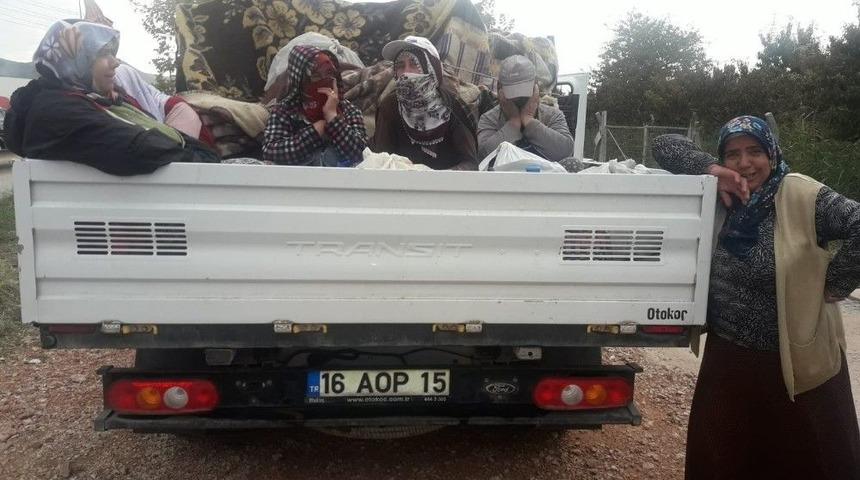 İki Kamyonet Kasasına 28 Kişi Bindi