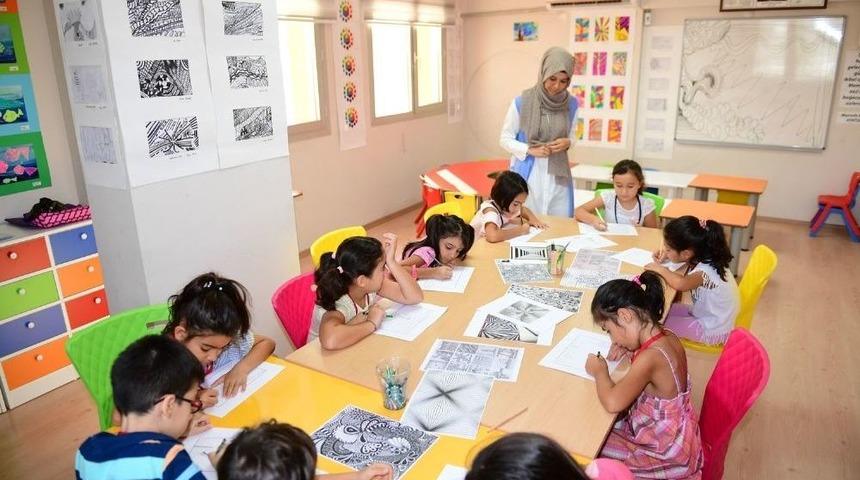 &Ccedil;ocuklar Eğitimle Yoğruluyor, Sanatla, Bilimle D&uuml;şl&uuml;yor