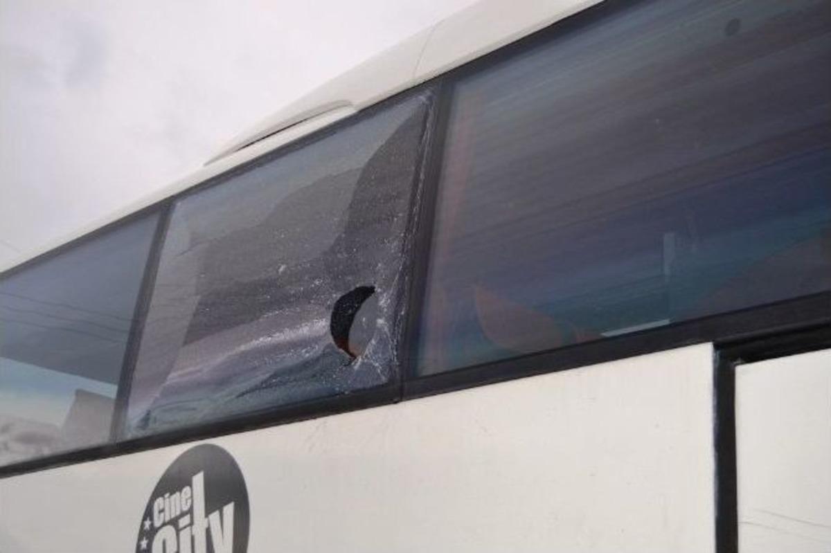 Kaza Sonrası Yolcu Otob&uuml;s&uuml;ne Saldırı G&uuml;venlik Kamerasına Takıldı