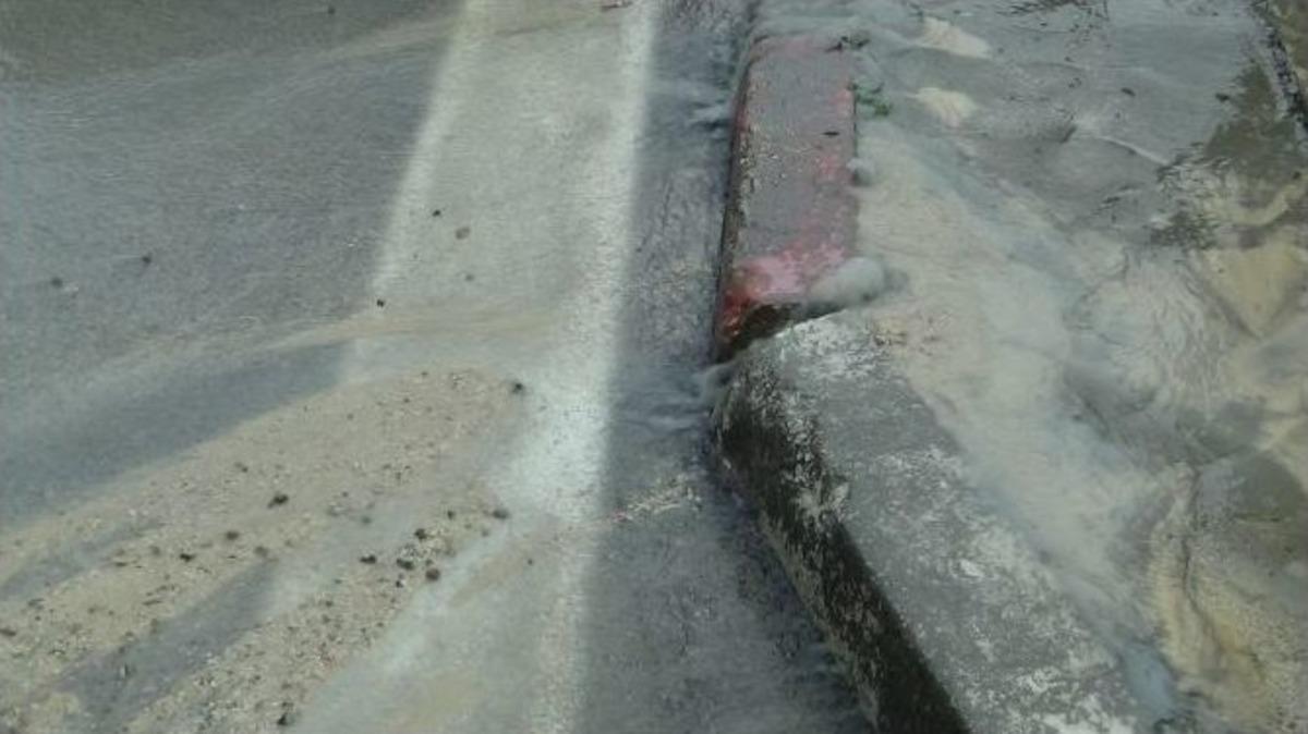 Asfalttan Fışkıran Su Trafiği Olumsuz Etkiledi